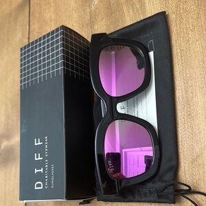 Diff Eyewear Sunglasses - Black and Pink